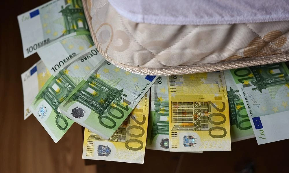 Χαμός στα συμβολαιογραφεία! Οι Έλληνες βγάζουν τα μετρητά από θυρίδες, στρώματα, μαξιλάρια για να αγοράσουν ακίνητα
